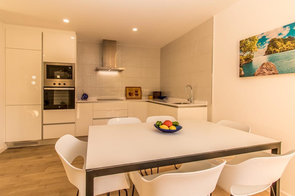Kitchen or kitchenette, Dining area