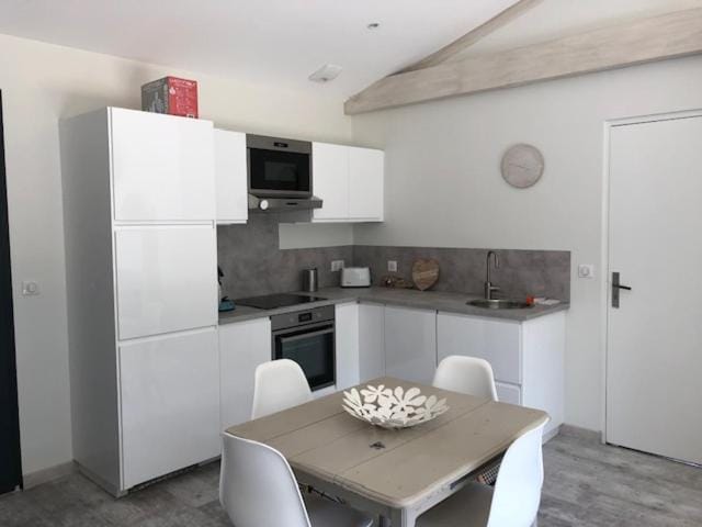 Coffee/tea facilities, Kitchen or kitchenette, oven, stove