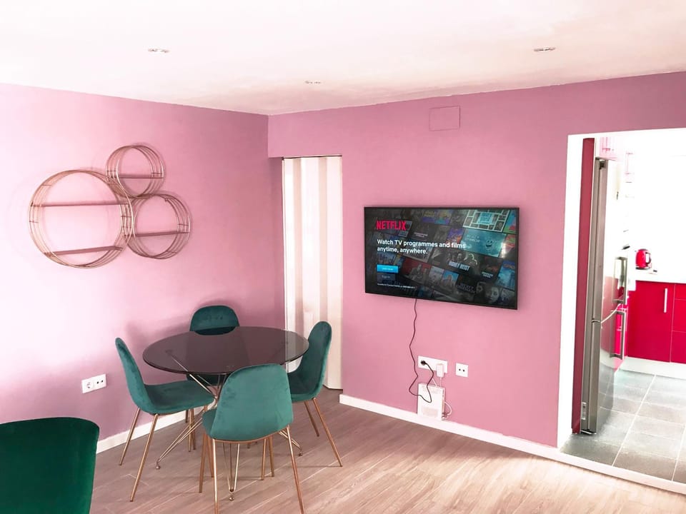 Communal lounge/ TV room, TV and multimedia, Dining area