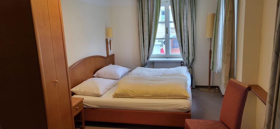 Property building, Bed, Photo of the whole room, Bedroom, Quiet street view, microwave, towels, wardrobe