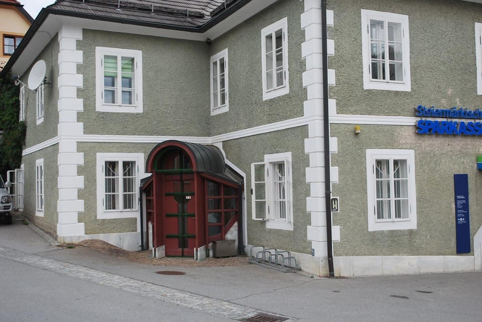 Property building, Facade/entrance, Day