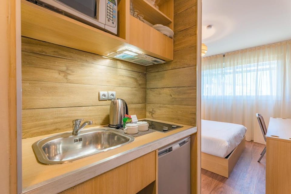 Bed, Kitchen or kitchenette, minibar, stove
