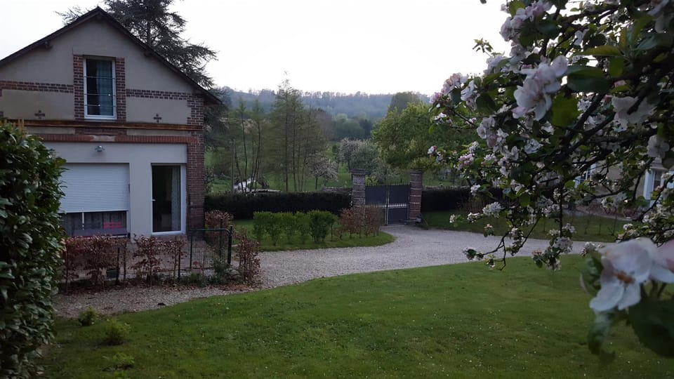 Property building, Garden, Parking
