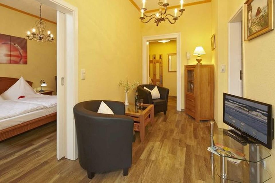 TV and multimedia, Photo of the whole room, Seating area