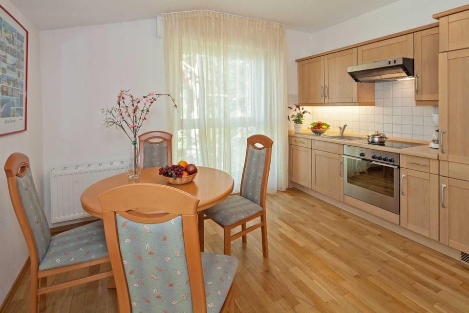 Kitchen or kitchenette, Seating area, Dining area