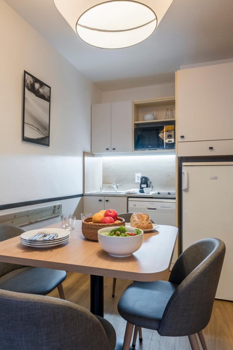 Kitchen or kitchenette, Living room, Food and drinks, Seating area, Dining area, Food, stove