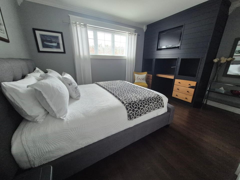 Bed, TV and multimedia, Bedroom, towels