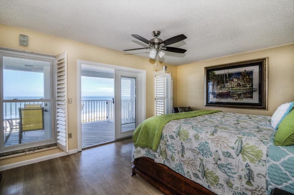 Photo of the whole room, Sea view