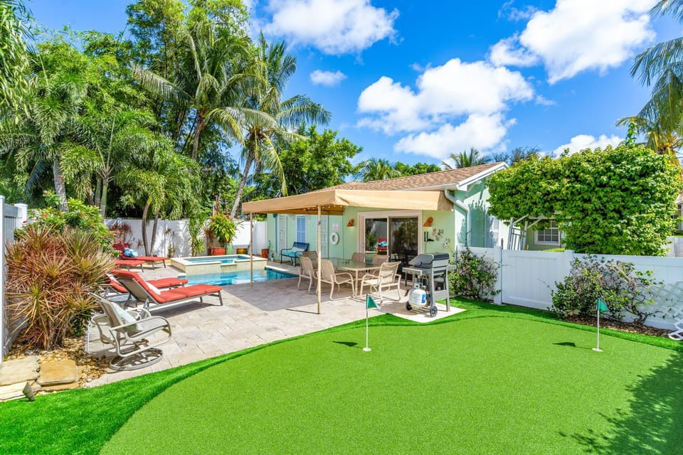 Walk to The Ave- Heated Pool, Spa, Golden Tee and Putting Green - mins to Beach- by Maven Vacation Rentals House in Delray Beach