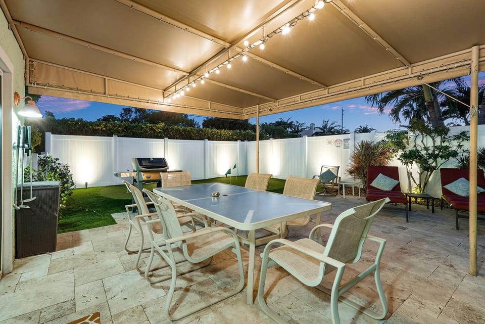 Walk to The Ave- Heated Pool, Spa, Golden Tee and Putting Green - mins to Beach- by Maven Vacation Rentals House in Delray Beach