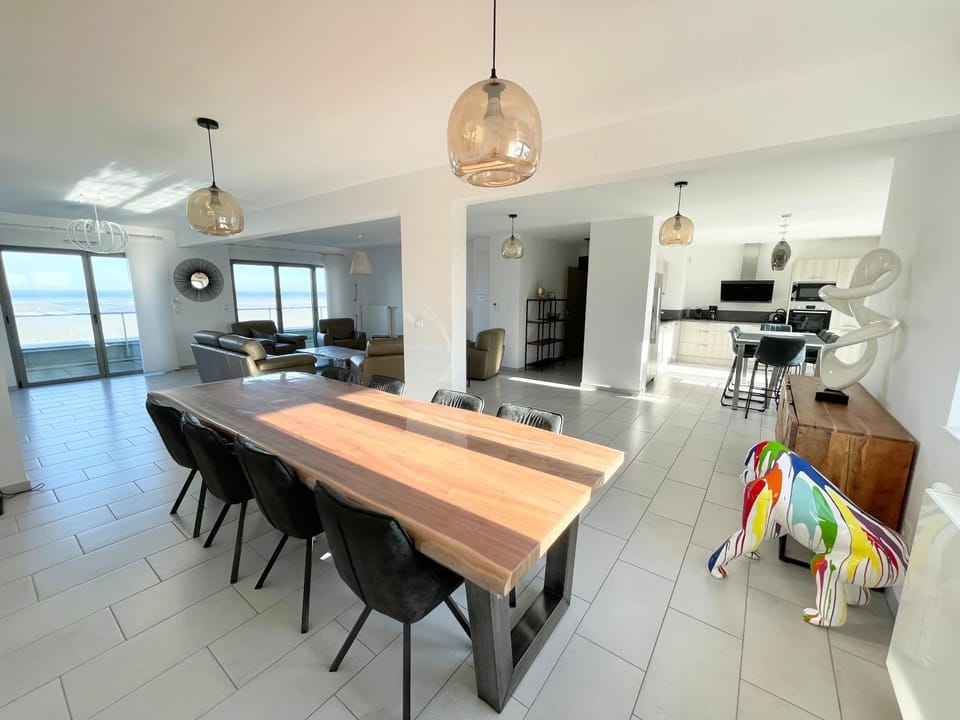 Dining area, pet friendly