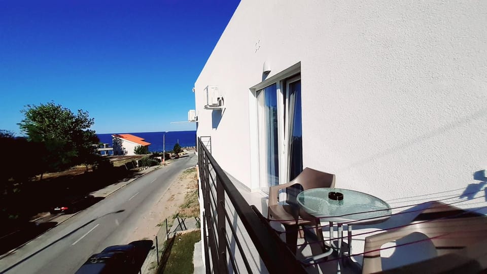 Property building, Balcony/Terrace, Sea view, Street view, Sunrise, Quiet street view