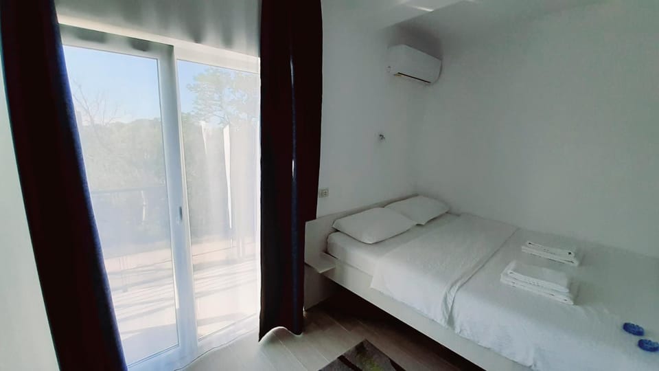 Bed, View (from property/room), Street view, Quiet street view