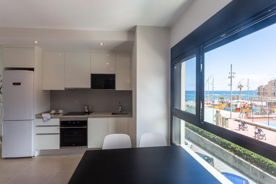 Kitchen or kitchenette, Dining area, Sea view, Street view