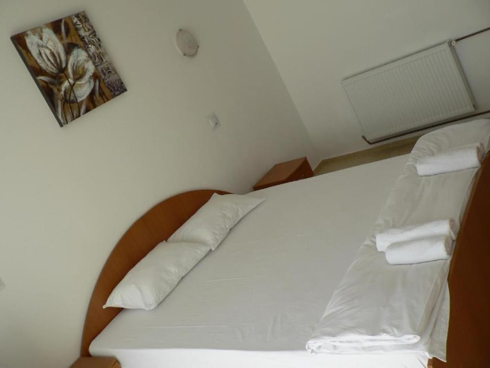 Property building, Bed, Photo of the whole room, Bedroom, towels