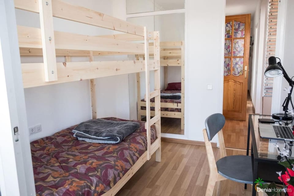 Bedroom, bunk bed