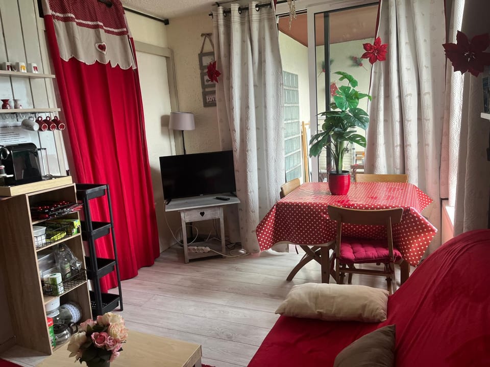 Patio, Communal lounge/ TV room, TV and multimedia, Seating area, Dining area