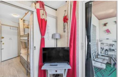 Toilet, Patio, Night, TV and multimedia, Coffee/tea facilities, Balcony/Terrace, Sports, Location, bunk bed, furniture, dryer, acessibility