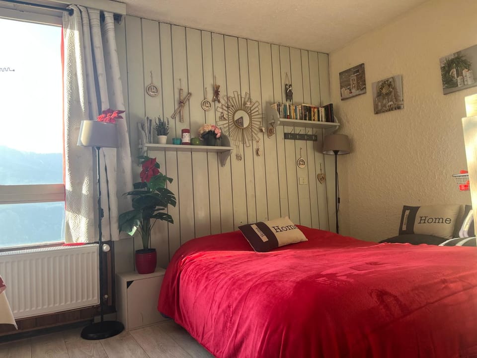 Bed, Library, Photo of the whole room, Bedroom