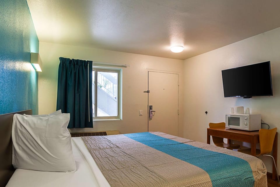 TV and multimedia, Bedroom, On site