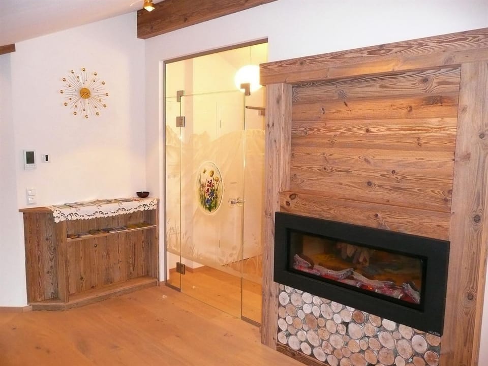 Photo of the whole room, Decorative detail