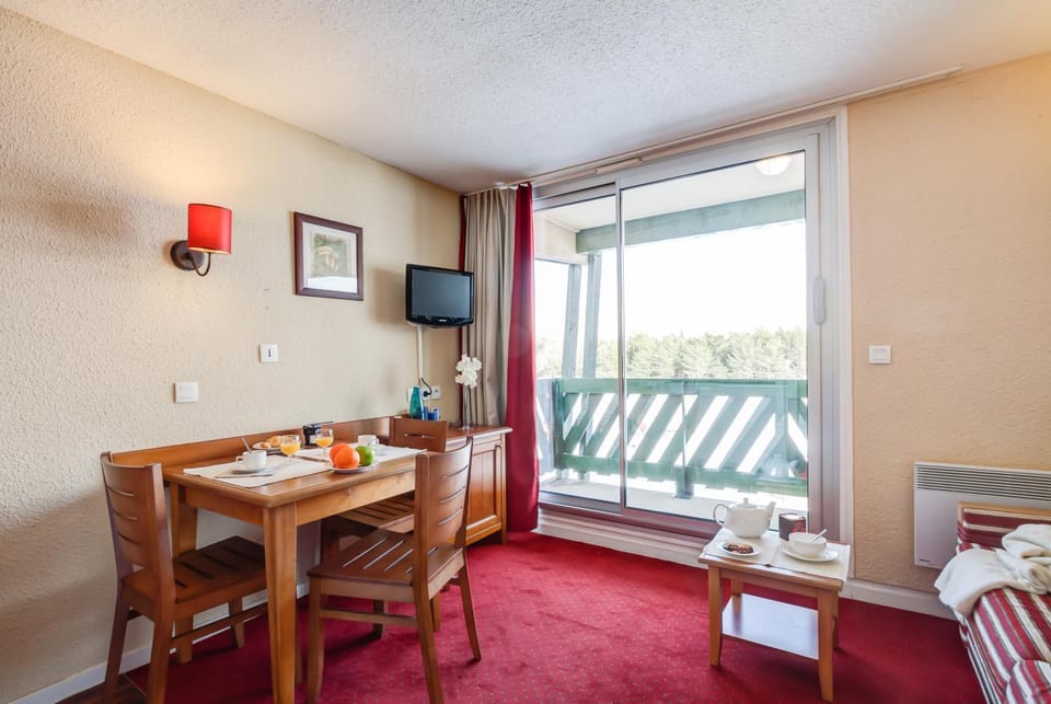 Bed, Living room, Photo of the whole room, Seating area, Dining area, Bedroom
