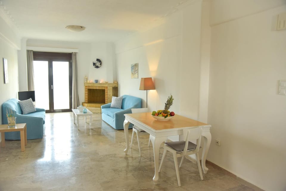 TV and multimedia, Living room, Seating area, Dining area, Sea view