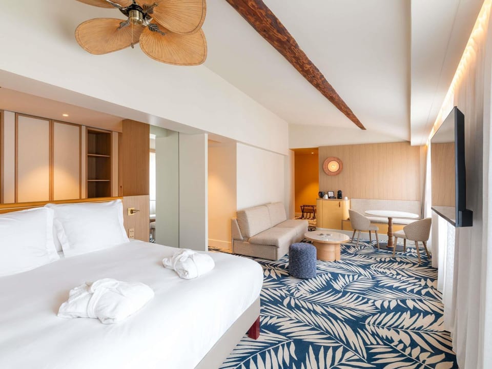 Bed, TV and multimedia, Living room, Photo of the whole room, Seating area, Bedroom