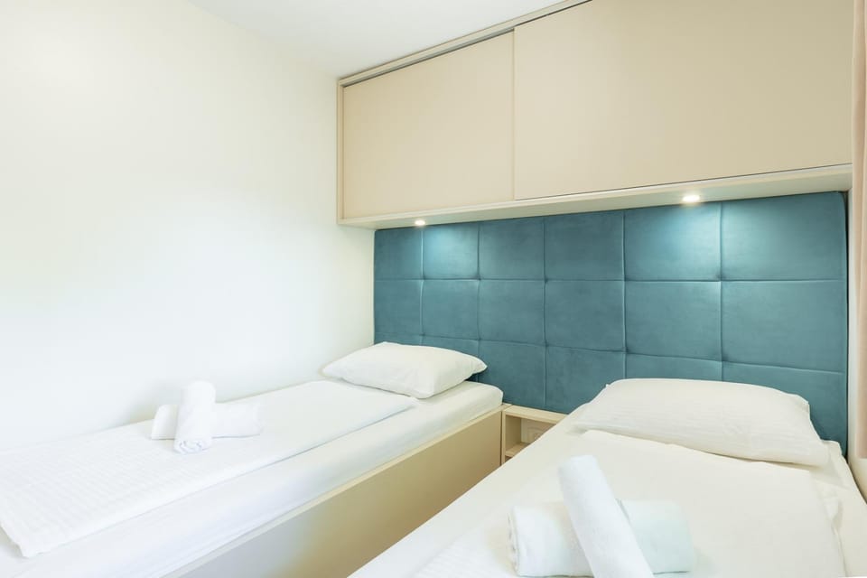 Bed, Bedroom, towels