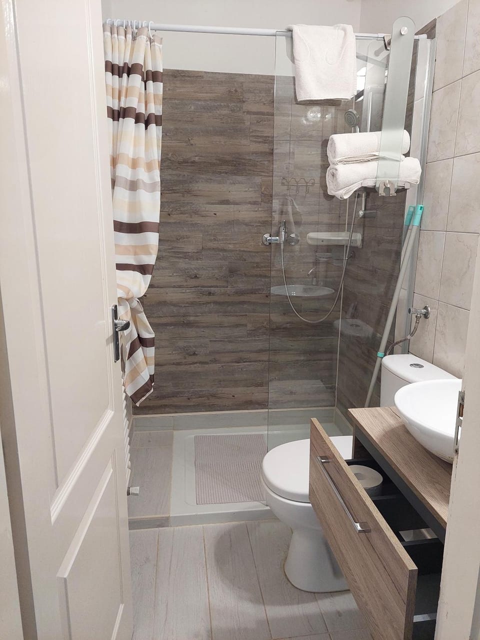 Shower, Toilet, Bathroom, towels
