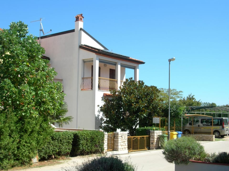 Facade/entrance, View (from property/room)