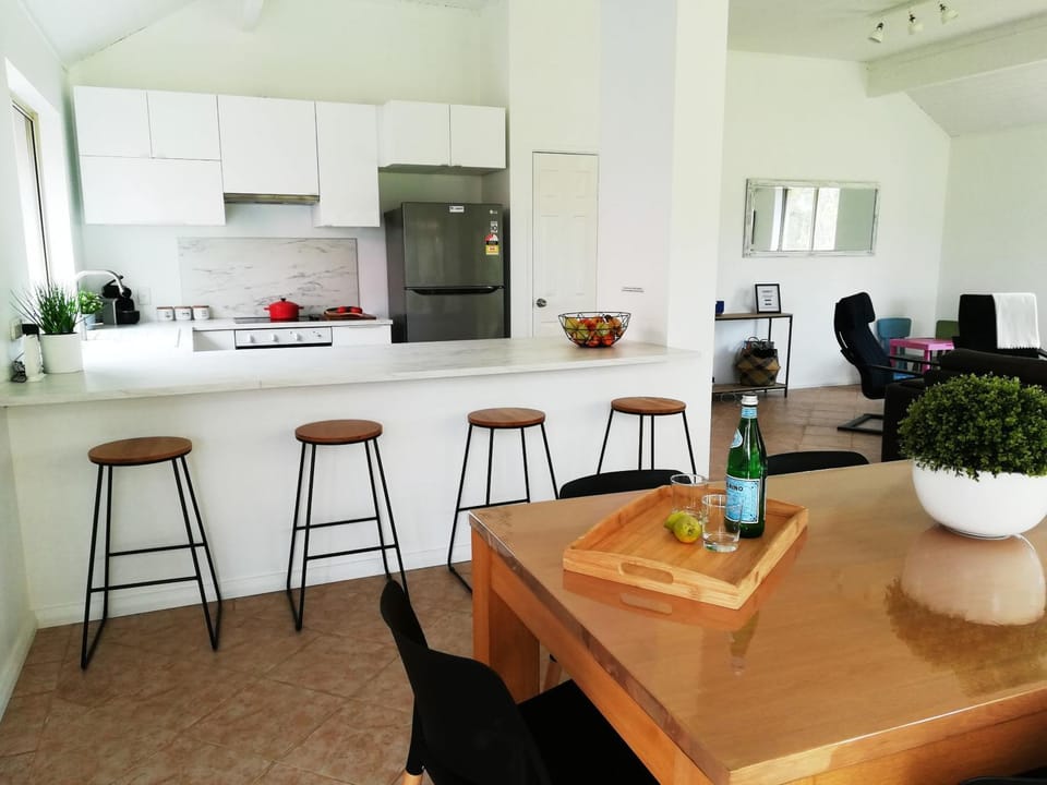 Kitchen or kitchenette, Lounge or bar, Dining area, Evening entertainment, Communal kitchen, Drinks, Alcoholic drinks, Non alcoholic drinks, Family
