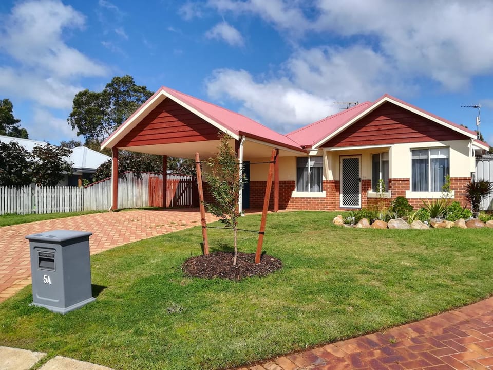 Property building, Facade/entrance, Spring, Day, Winter, Summer, Garden, Garden, Autumn, On site, Garden view, Street view, Quiet street view
