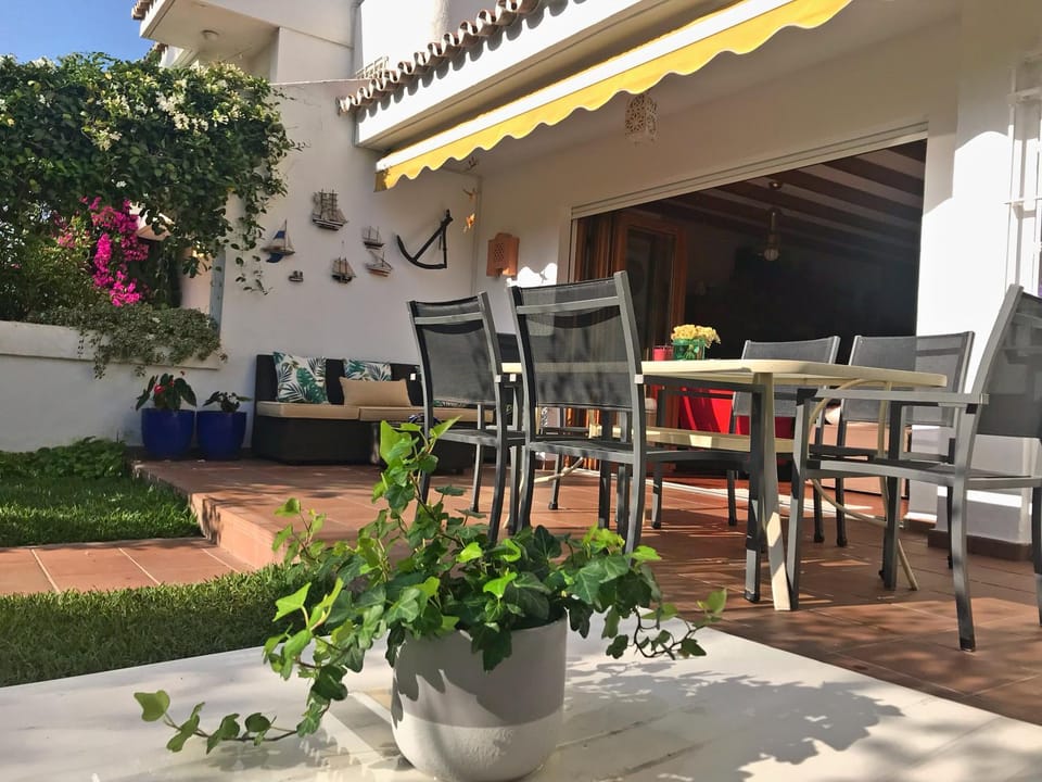 Property building, Patio, Balcony/Terrace