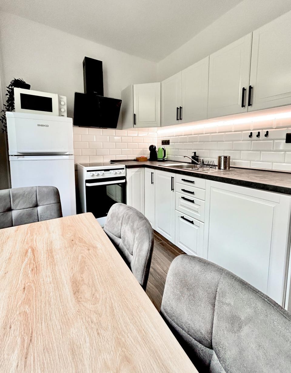Kitchen or kitchenette, Seating area, Dining area, pet friendly, stove