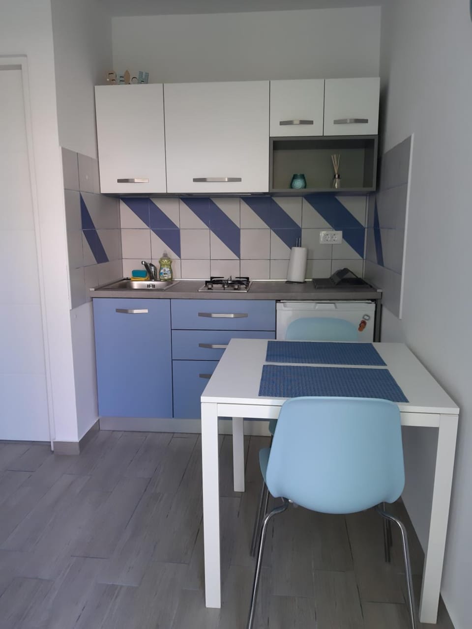 Kitchen or kitchenette, Dining area