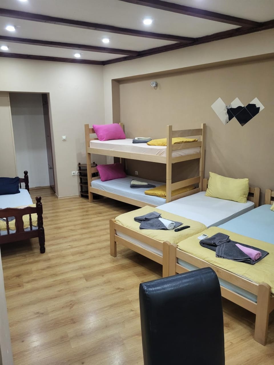 Bed, Photo of the whole room, Bedroom, bunk bed, towels