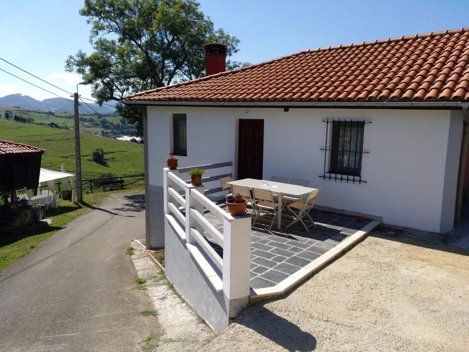Facade/entrance, Balcony/Terrace