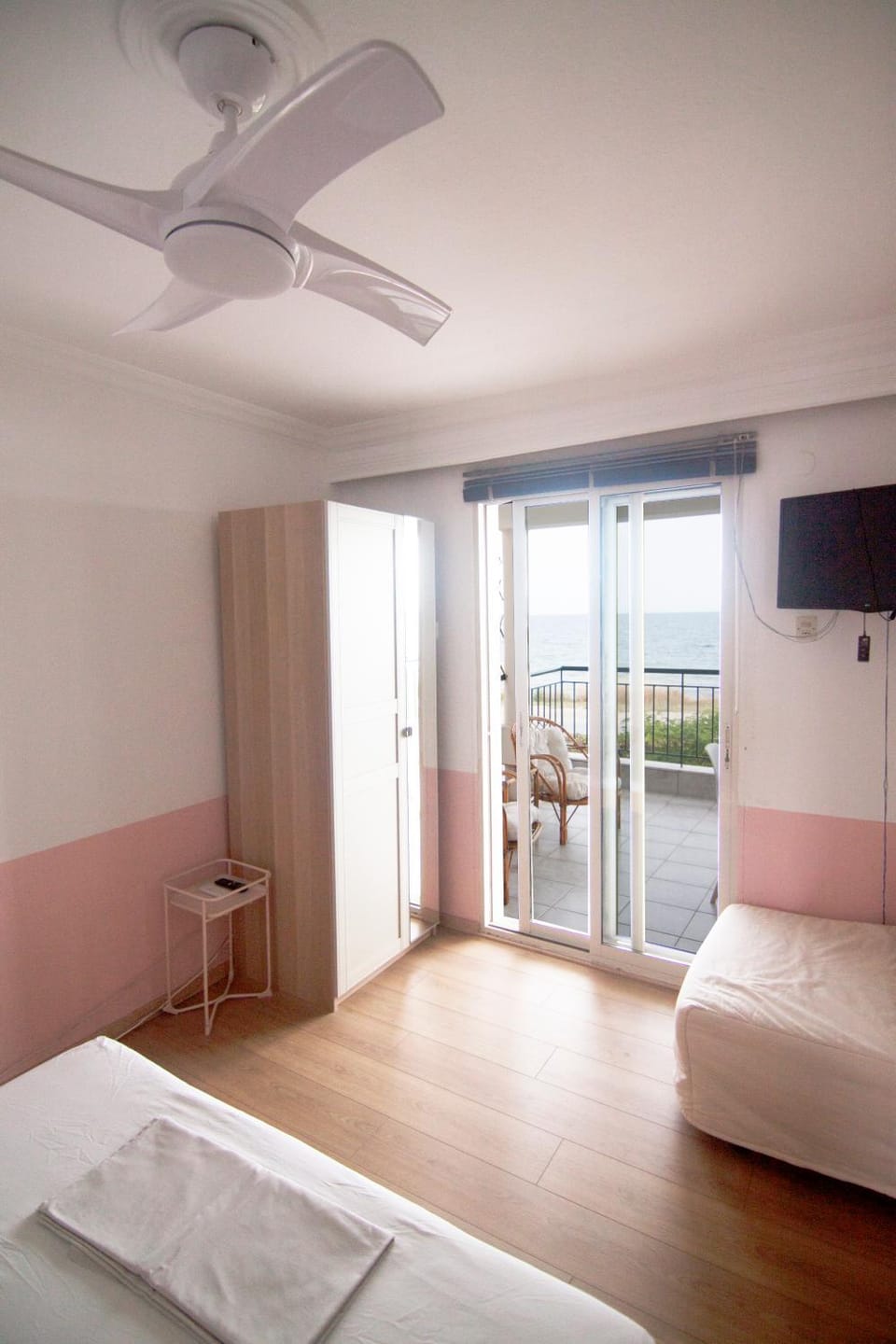 Bed, TV and multimedia, View (from property/room), Balcony/Terrace, Photo of the whole room, Bedroom, fireplace