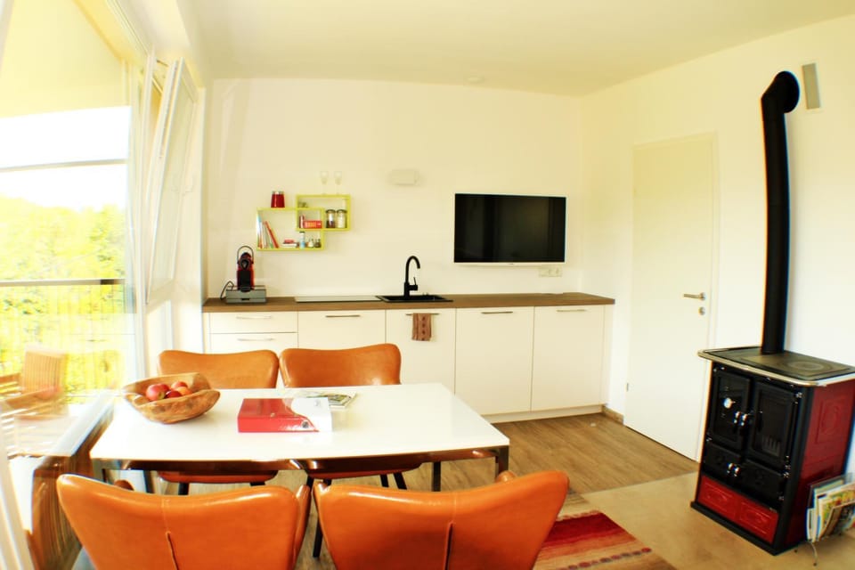 Coffee/tea facilities, Kitchen or kitchenette, Living room, Seating area, Dining area