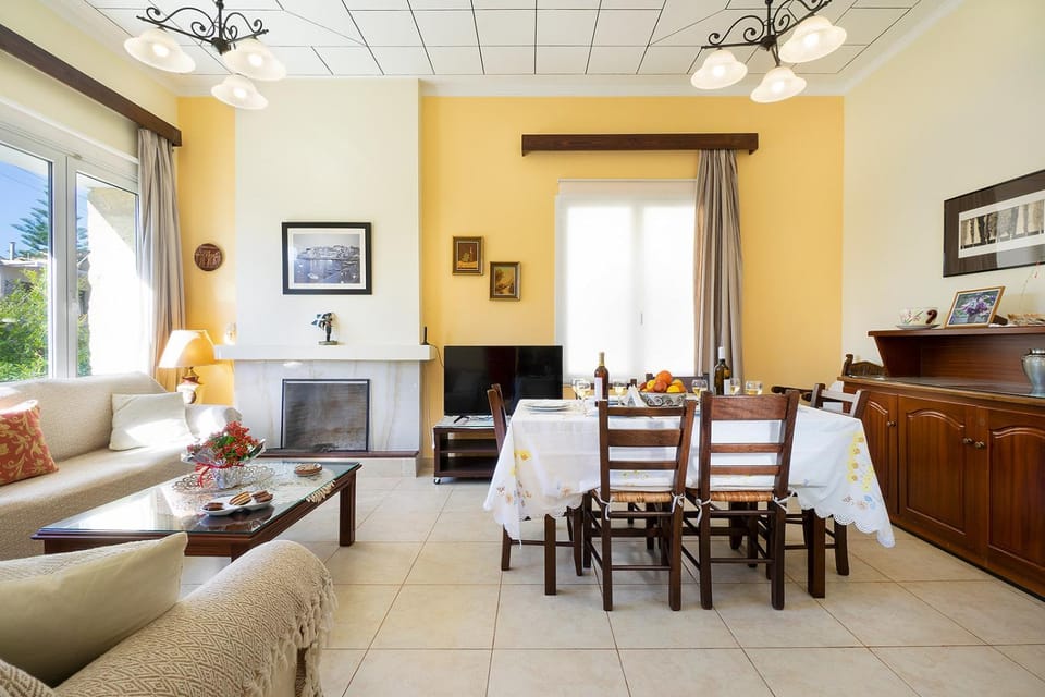 TV and multimedia, Living room, Seating area, Dining area