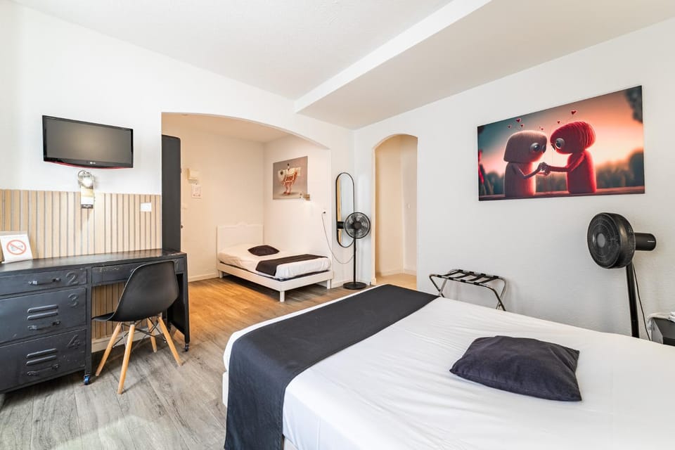 Bed, Photo of the whole room, Bedroom