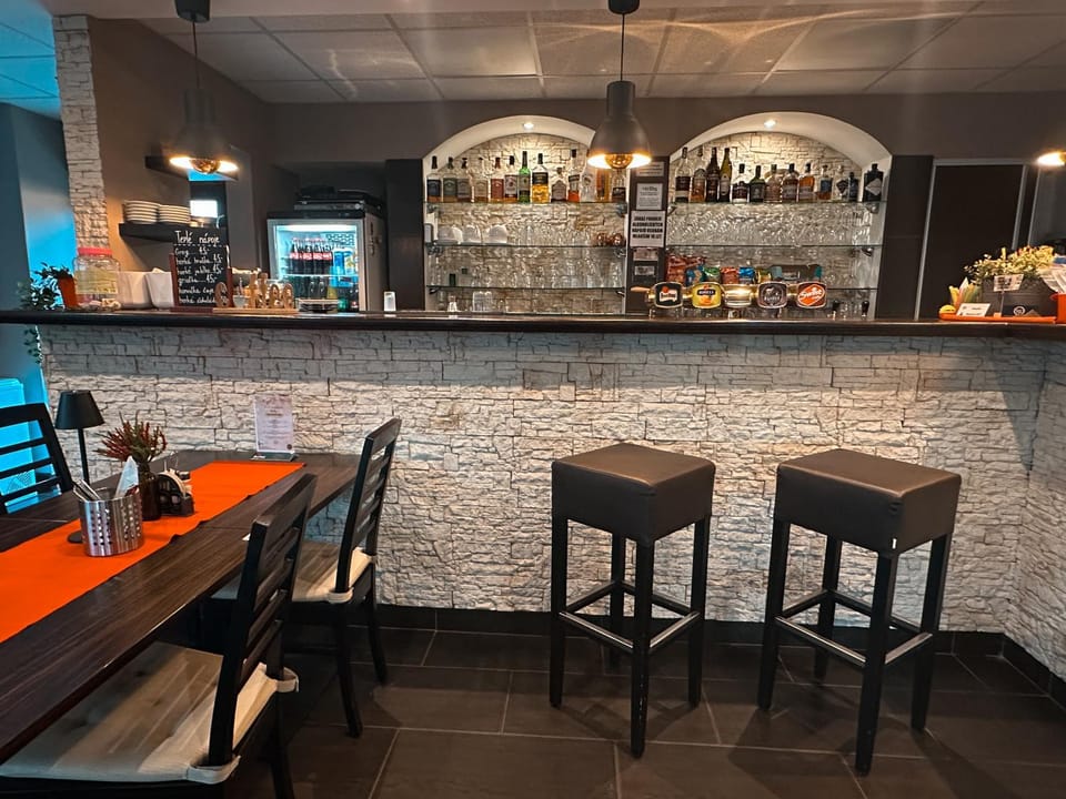 Restaurant/places to eat, Food and drinks