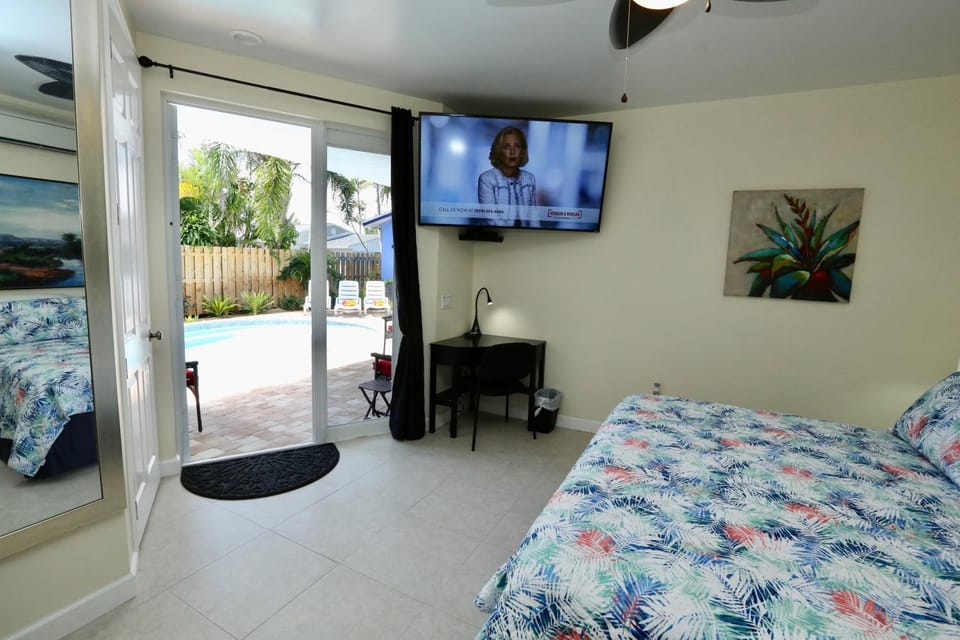 Bed, TV and multimedia, Photo of the whole room, Bedroom