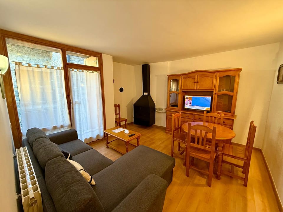 TV and multimedia, Living room, Photo of the whole room, Seating area, Dining area
