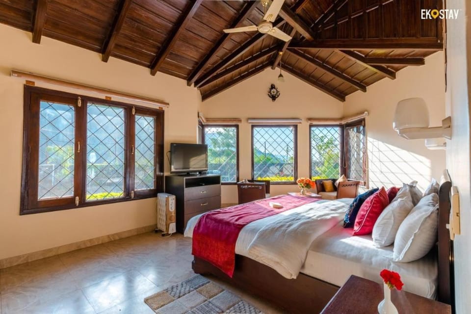 Bed, Photo of the whole room, Bedroom, fireplace