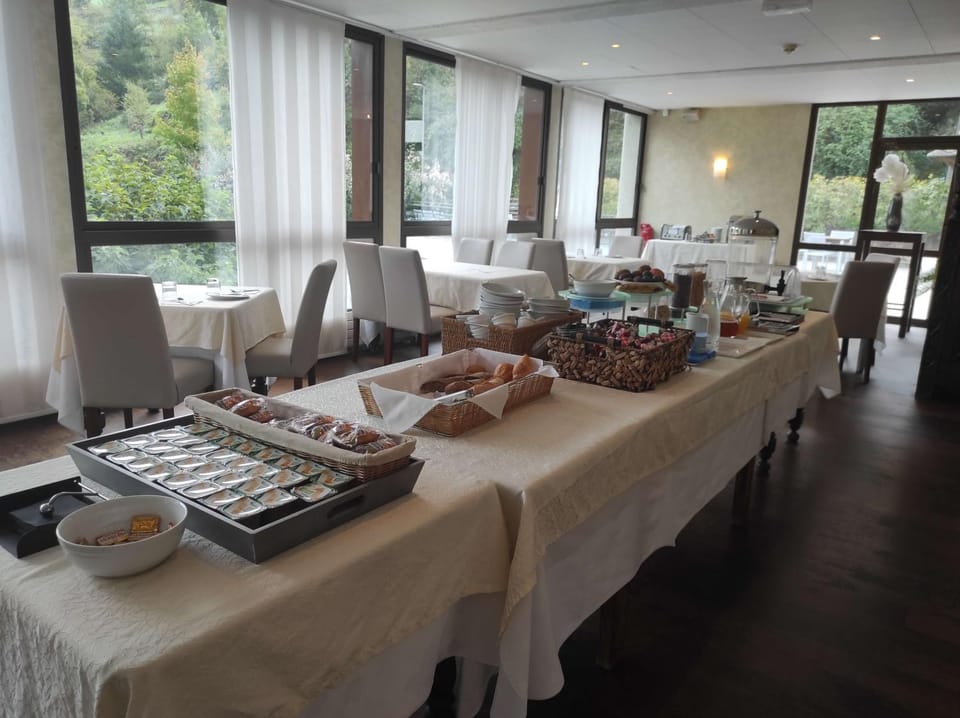 Food and drinks, Breakfast, Continental breakfast, Buffet breakfast