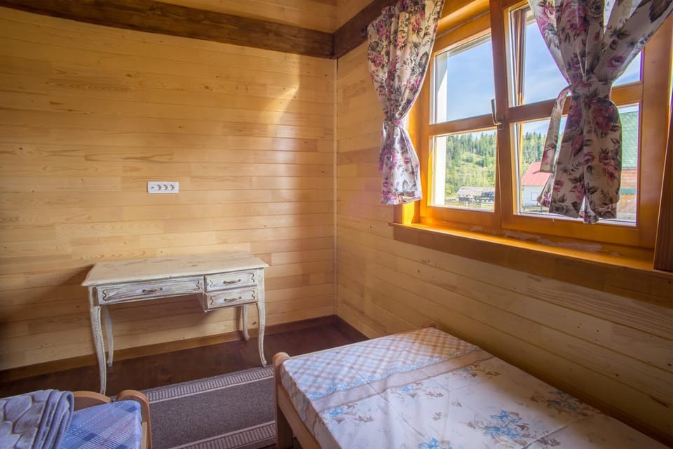 Nearby landmark, Bed, Photo of the whole room, Bedroom, Mountain view, Street view