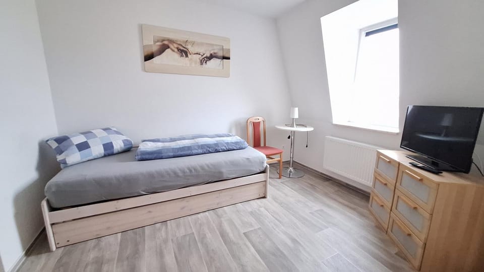 Bed, TV and multimedia, Photo of the whole room, Bedroom