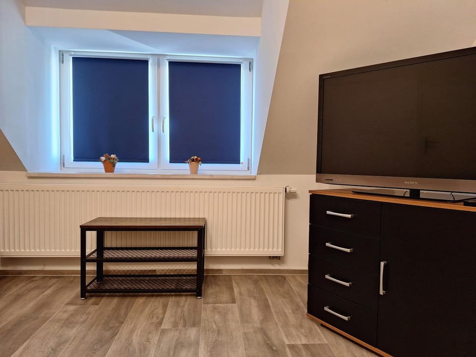 TV and multimedia, Photo of the whole room, Bedroom